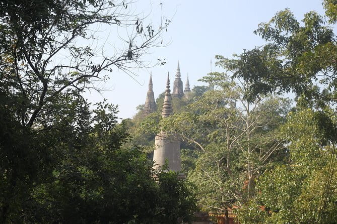 Phnom Penh: Highlights Tour Including National Museum - Central Market (Phsar Thmey): shopping with a local rhythm