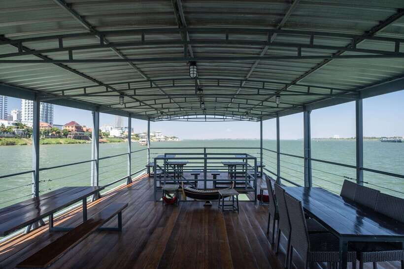 Phnom Penh: Mekong Sunset Dinner Cruise with Live Music - Accessibility and Who This Cruise Fits Best
