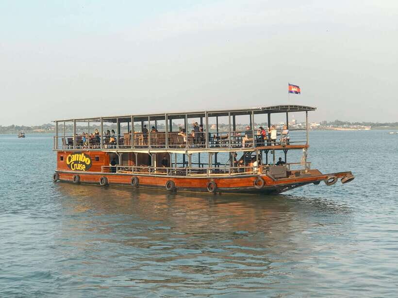 Phnom Penh: Mekong Sunset Dinner Cruise with Live Music - What You’ll See on the Mekong: Royal Palace, Floating Villages, Koh Norea Bridge