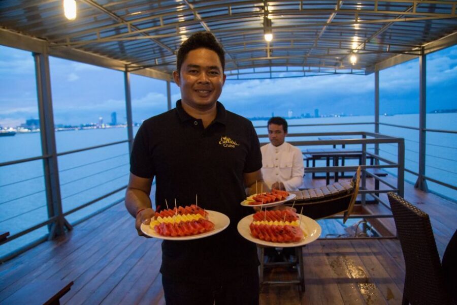 Phnom Penh: Mekong Sunset Dinner Cruise with Live Music - Dinner on the Water: What’s Included and How It Actually Feels