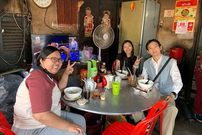 Phnom Penh Morning Breakfast, Market and Art Tour by Tuktuk - Stop 1: Getting Oriented in Phnom Penh Before Breakfast