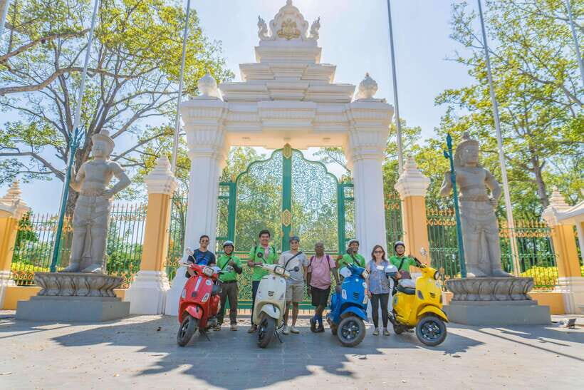 Phnom Penh: Morning Foodie, Market Walking & Street Art Tour - Wat Botum Park break: tea, coffee, lunch, and the banh chaev moment