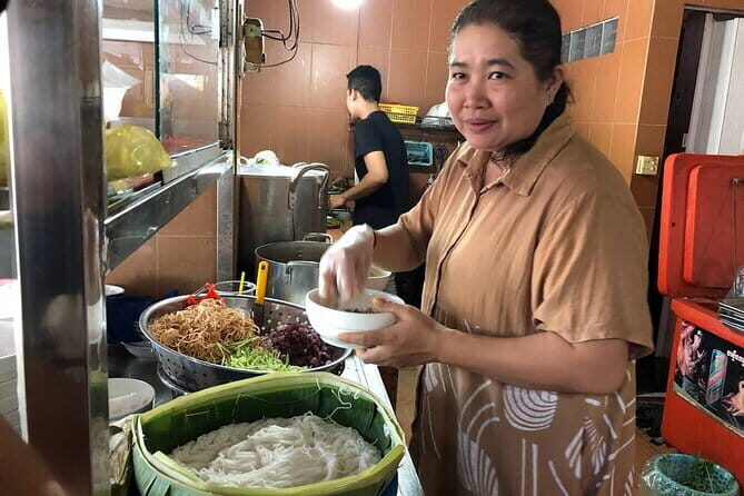 Phnom Penh Night City Highlights & Local Food tour by Tuktuk - Key highlights you should care about