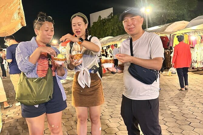 Phnom Penh Night City Highlights & Local Food tour by Tuktuk - Ches Sros fresh rice spot: comfort food, family ownership, no fuss