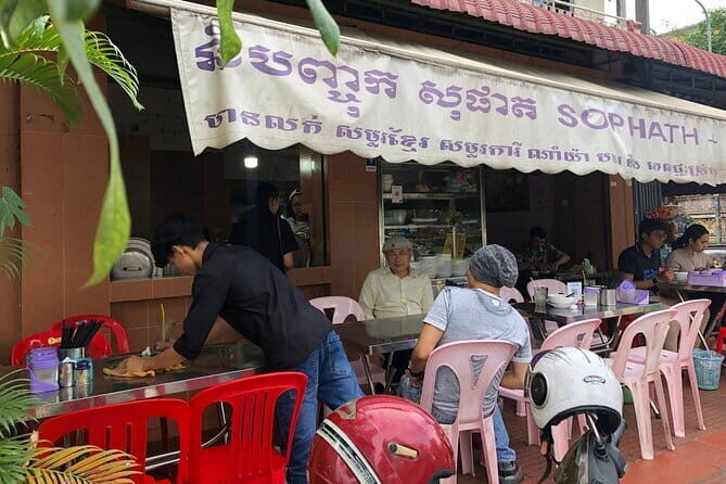 Phnom Penh Night City Highlights & Local Food tour by Tuktuk - Sophath noodle stop: the story behind the green fish paste soup