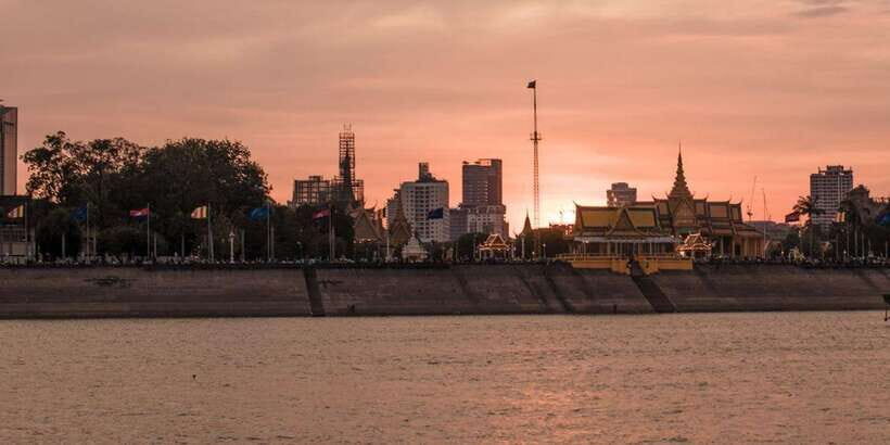 Phnom Penh: Sunset Cruise on Kanika Boat - Drinks and tapas onboard: what’s on offer and what to order