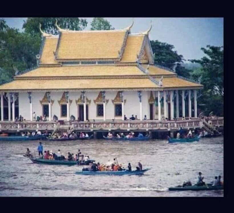 Phnom Penh to Siem Reap cruise/land tour (one way) - A Cham village stop along the way
