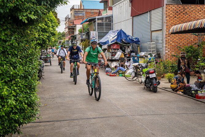 Phnom Penh to Silk Island Sunset Bike Tour/ E-Bike or Tuk Tuk - Stop Two: Silk Island and the Silk Weavers Visit