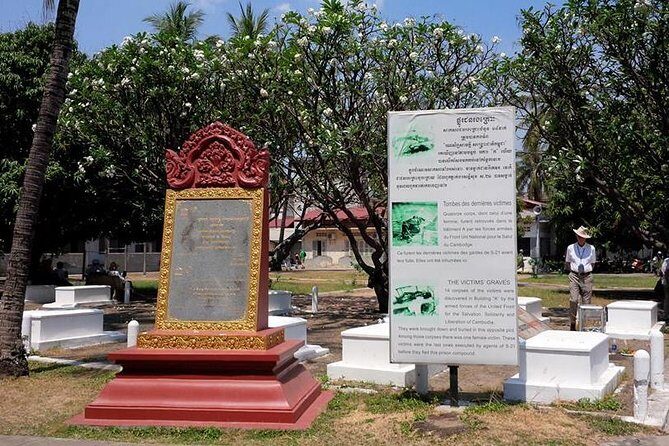 Phnom Penh Vital Discovery-Full Day Tour (Including all services) - Independence Monument: A Short Stop With Big Meaning