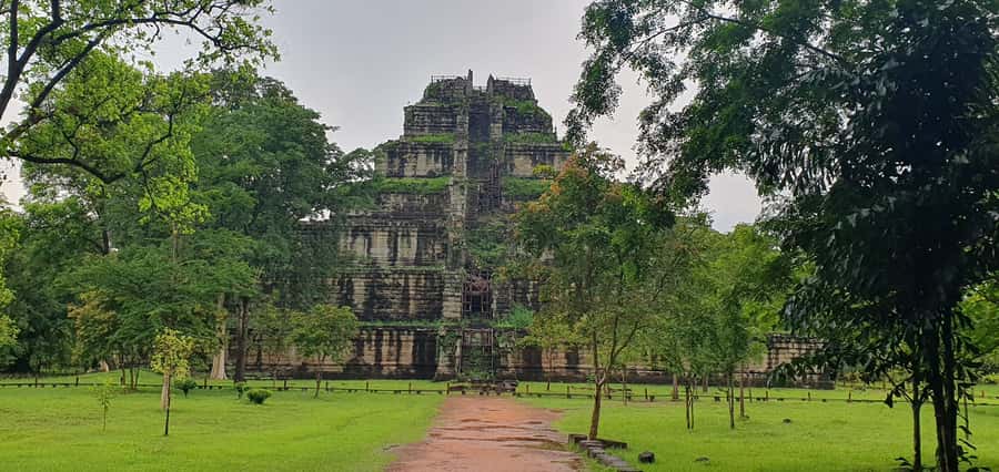 Preah Vihear Temple Koh Ker & BengMealea Tour from Siem Reap - Prasat Pram: the quick stop that adds variety