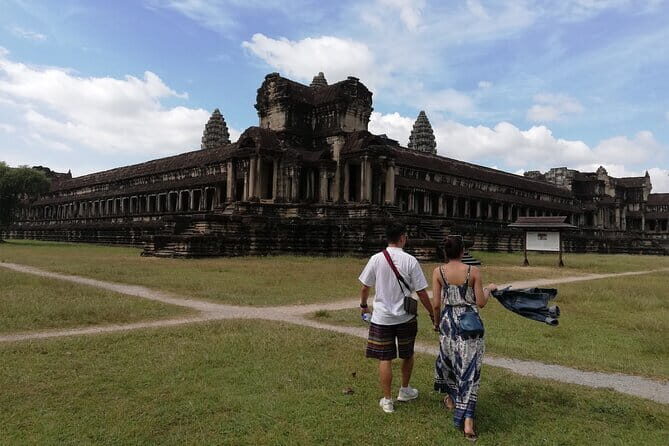 Private Angkor Wat Sunrise Guide Tour include Breakfast and Snack - Bayon’s stone faces: 90 minutes in the heart of Angkor Thom