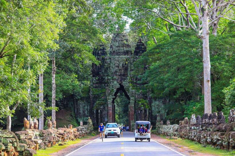 Private Angkor Wat Sunset Tour with Lunch and Snack Included - Angkor Wat first: how the guide helps you read the stone