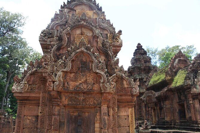 Private Banteay Srei and 4 Temples Guided Tour - How the English guide makes the temples click