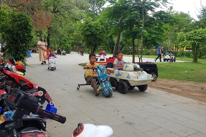 Private City Tour in Siem Reap - Wat Thmey (Killing Fields) and the War Museum Cambodia: the most important stops