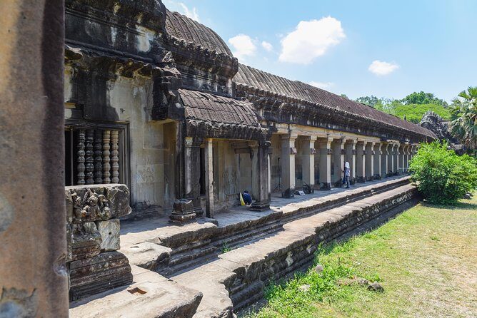 Private Full-Day Angkor Temple and Sunset Viewing with Lunch - Lunch at a Local Restaurant: Included, but Manage Expectations