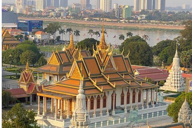 Private Phnom Penh Tour: Royal Palace & Killing Fields - Wat Phnom: Phnom Penh’s Origin Story on the City’s Only Hill