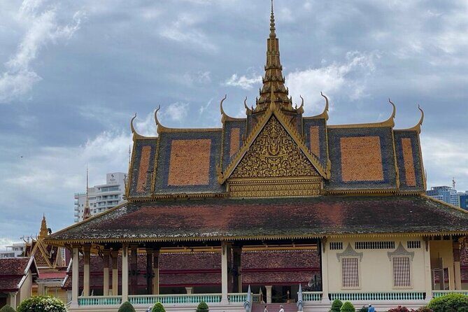 Private Phnom Penh Tour: Royal Palace & Killing Fields - Independence Monument and the King Father Legacy Nearby