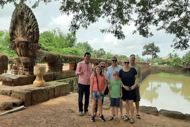 Private Taxi Between Phnom Penh - Siem Reap Stop Sightseeing - Skun Spider Village: a quick market stop with big cultural contrast