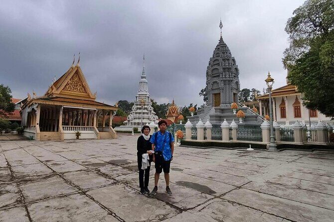 Private Tour: Phnom Penh City Tour Full Day - Wat Phnom: the hill of Ms. Penh and a good pause in the schedule