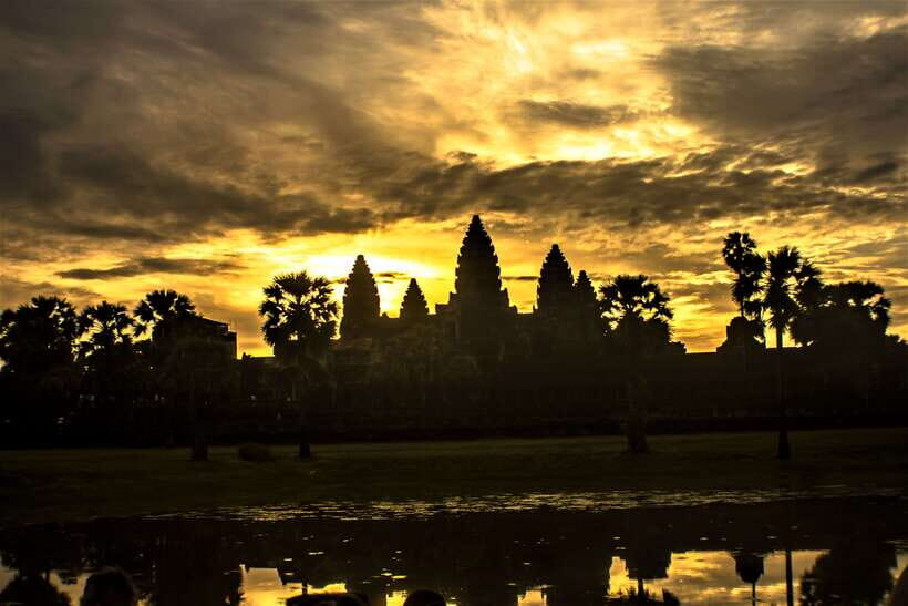 Siem Reap: 2-Day Temple Highlights Sunrise and Sunset Option - Day 1: Pre Rup, Banteay Srei, Neak Pean, Preah Khan, and a sunset wind-down