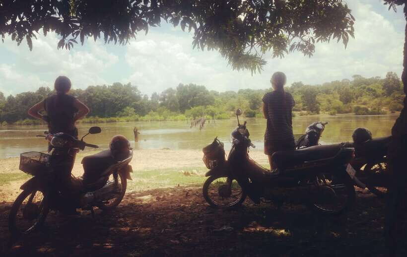 Siem Reap: 3-Hour Ancient Trails Motorbike Tour - Stop-by-stop: Pradak market, village trails, and the monk at the pagoda