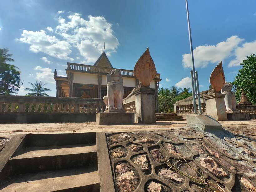 Siem Reap: 6-Hour Easy Rider Motorbike Tour - The Lunch Break by Kulen Mountain: Why This Stop Feels Different