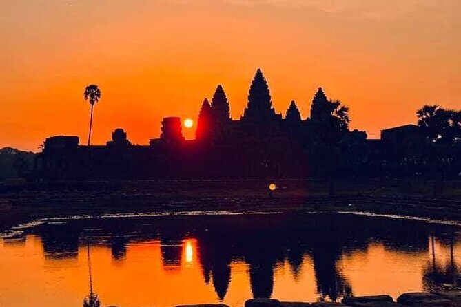 Siem Reap Angkor Private Tour Guide in English and Spanish - Bayon Temple with the smiling faces: 54 towers and three levels to read
