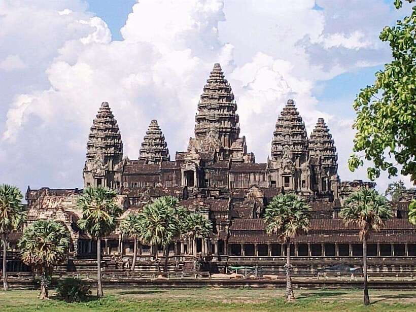 Siem Reap: Angkor Wat, Angkor Thom, and Banteay Srei Tour - Banteay Srei: red-pink sandstone carvings you can actually study