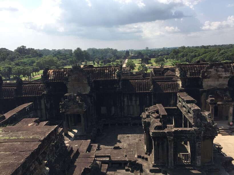 Siem Reap: Angkor Wat Half-Day Trip with Local Guide - Entering Angkor Wat and Skipping the Line