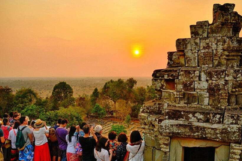 Siem Reap: Angkor Wat Small-Group Full Day Tour and Sunset - Angkor Thom: Jayavarman VII’s Royal City and the Bayon Faces