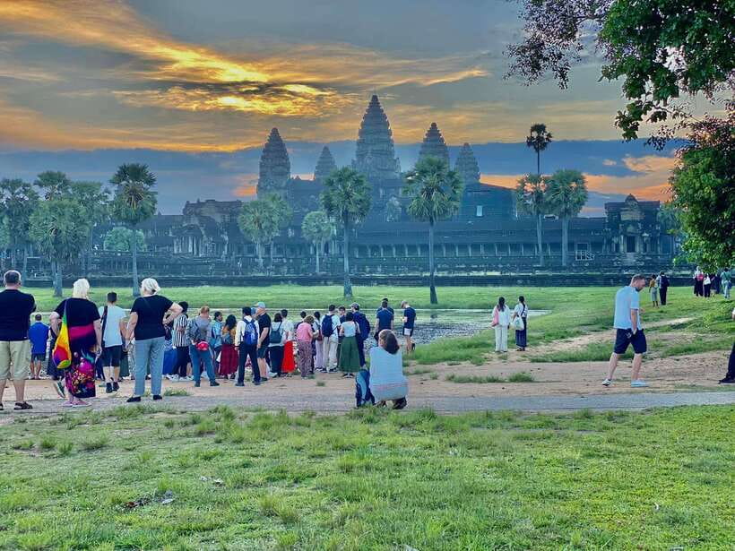 Siem Reap: Angkor Wat: Small-Group Sunrise or Sunset Tour - Why sunrise at Angkor Wat is the smartest use of your time