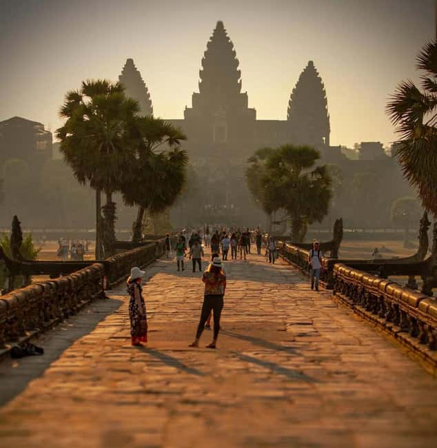 Siem Reap: Angkor Wat Small Group Tour with Spanish Guide - Day 1: The Small Circuit Loop (Ta Prohm, Angkor Thom, Bayon, Angkor Wat)