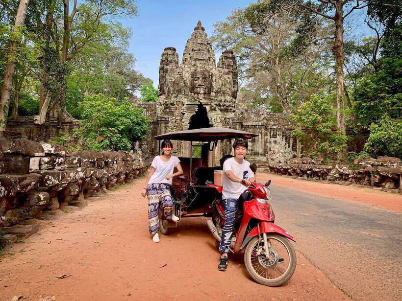 Siem Reap: Angkor Wat Sunrise Tour via Tuk Tuk & Breakfast - Angkor Thom: Bayon’s smile faces and Victory Gate context