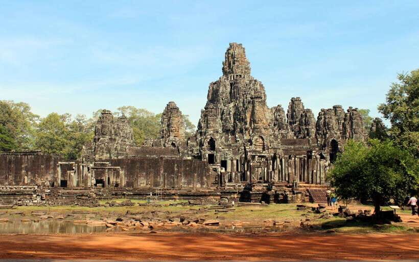 Siem Reap: Angkor Wat Sunrise Tour With Small Group - Tonle Om Gate: the quick, photogenic pause that also helps navigation