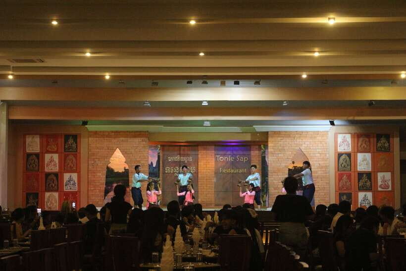 Siem Reap: Apsara Dance Show & Dinner with Tuk-Tuk Transfers - Seating, sound, and why you should aim early