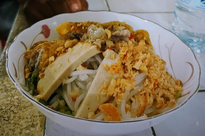 Siem Reap Authentic Breakfast and Market Tour - Stop 1 at Yey Tep Shrine: Edible Flowers and Handmade Noodles