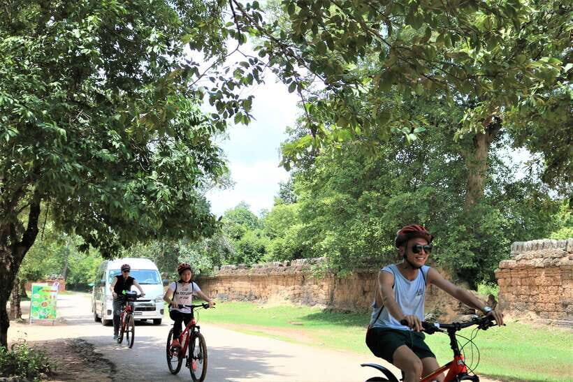 Siem Reap: Bike Rental - Cycling the Angkor Thom wall on your return