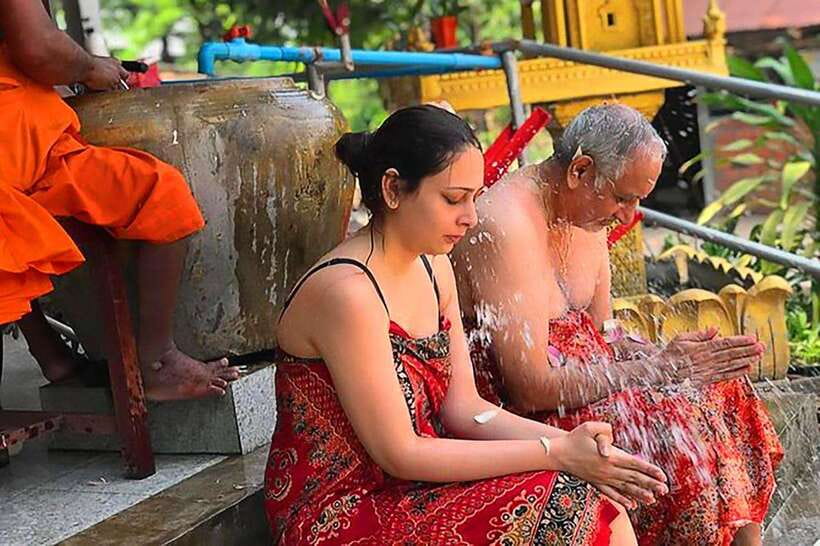 Siem Reap Cambodian Buddhist Water Blessing and Local Market - What Happens at the Pagoda: Offerings, Chanting, and the Blessing Moment