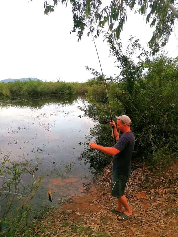 Siem Reap: Fishing in the rice fields, in the villages of Siem Reap - Learning Topwater Tackle: Frogs as Bait
