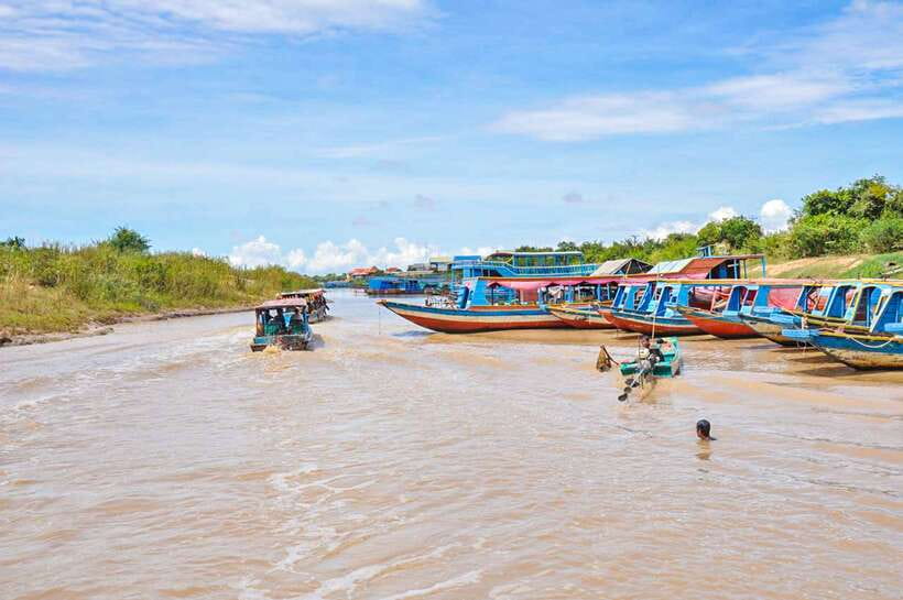 Siem Reap: Floating Village and Sunset Private Boat Tour - From Siem Reap streets to the Tonle Sap waterways