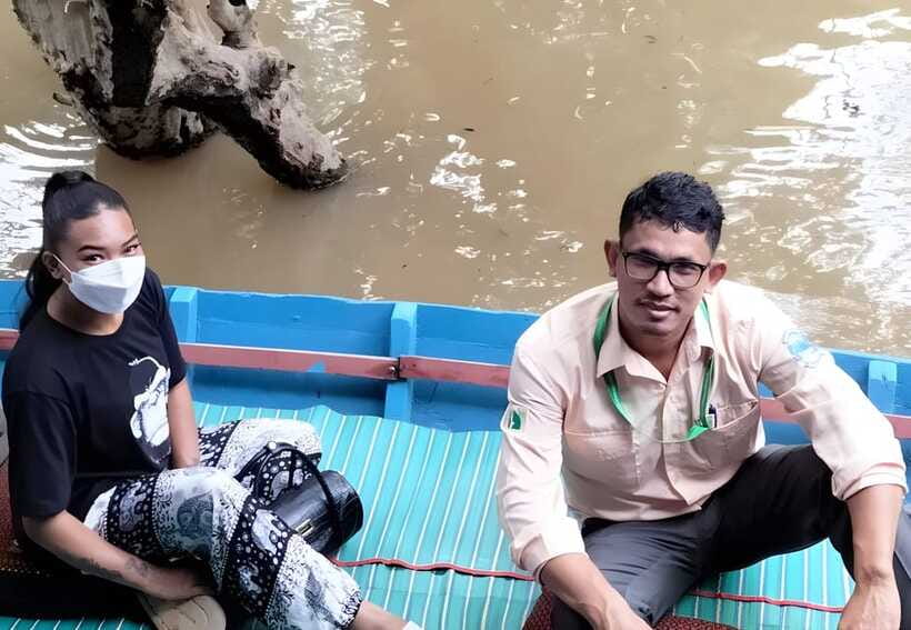 Siem Reap: Floating Village, Kampong Phluk Private Tour - A guided stroll through the village that runs on stilts
