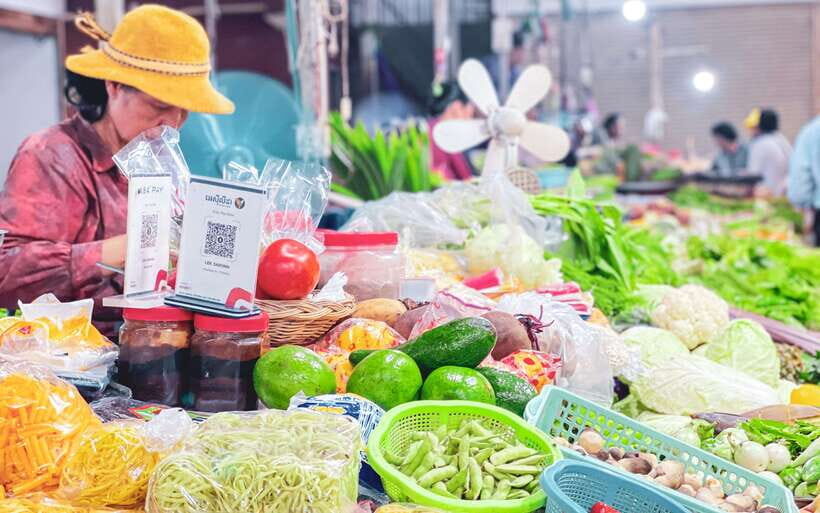 Siem Reap: FREE Market & Local Temple Tour - The Morning Market Stop: Real Deals and Real Food