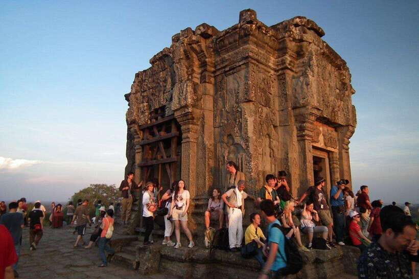 Siem Reap: Full Day Angkor Wat Temple Tour with Sunset - Angkor Wat Through the South Gate: What to Notice First
