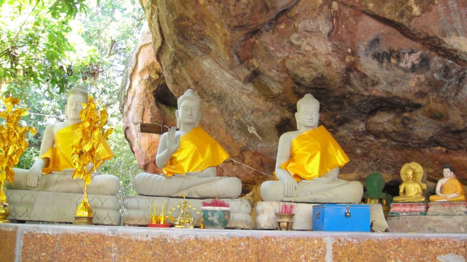 Siem Reap: Magical Kulen Mountain by Cambodiajeep - The 1000 lingas: the riverbed detail you’ll remember