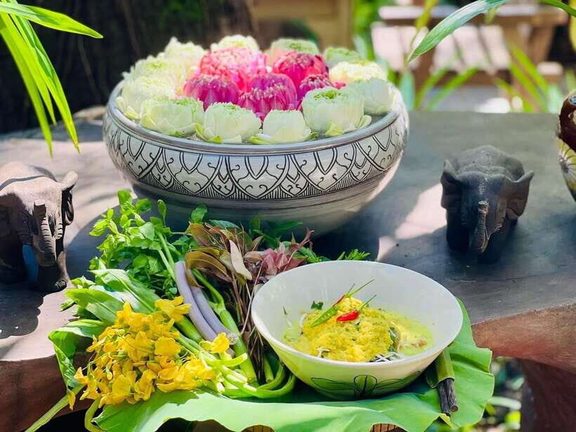 Siem Reap: Small Group Street Food Tour with Tuk-Tuk Ride - What you really learn when you taste fried insects