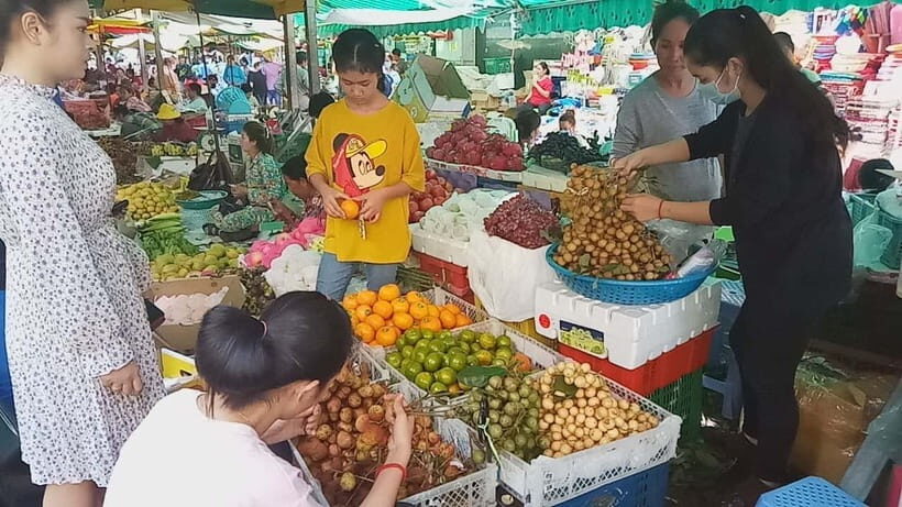 Siem Reap Street Foods Tour by Tuk Tuk with Personal Guide - The night market stop: where your comfort zone gets tested