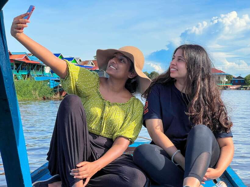 Siem Reap: Tonle Sap and Kampong Phluk Tour with Street Food - The guide and group size: why small matters on this day