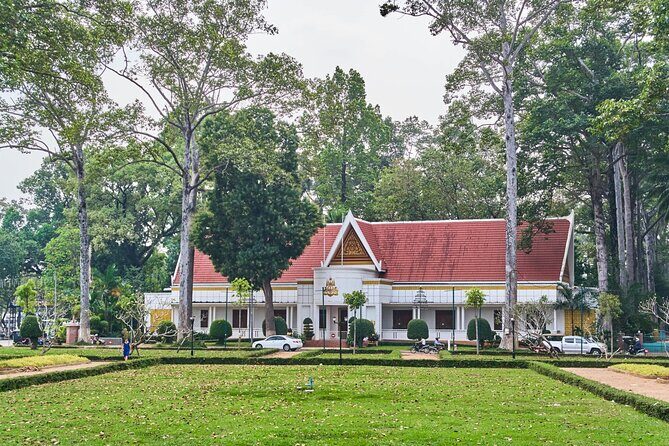 Siem Reap Walking Tour: Landmarks & Hidden Gems - Stop 3: Siem Reap Riverside Park for Shade, River Meaning, and Bridges You Can Actually See