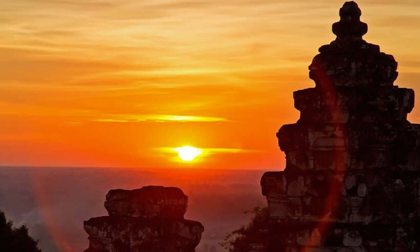 Small-Group Full Day Angkor wat Guide tour with Sun set - Phnom Bakheng at sunset: a last climb with a real payoff