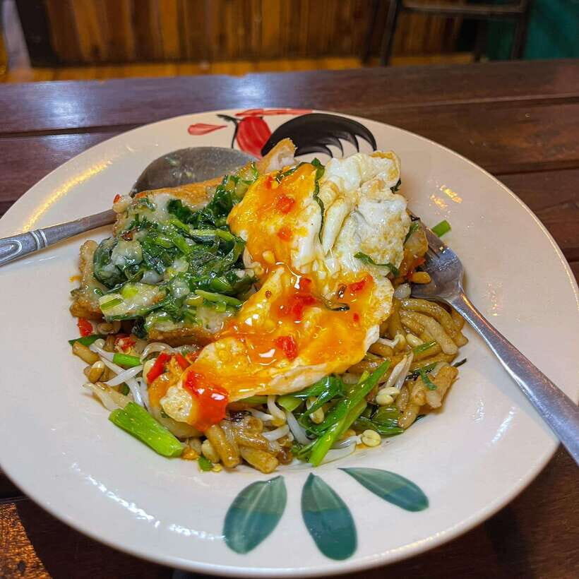 Street Food Tour and Phare Circus with Tuk-Tuk Transfers - Num Banh-Chok: The Green Curry Noodle Bowl That Makes It Click